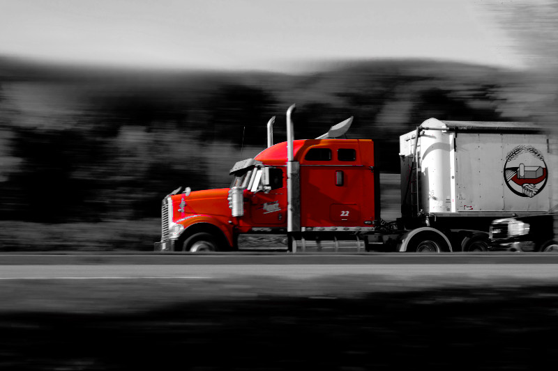 Kamión v pohybe - náhradné diely na nákladné autá a ťahače, Košice